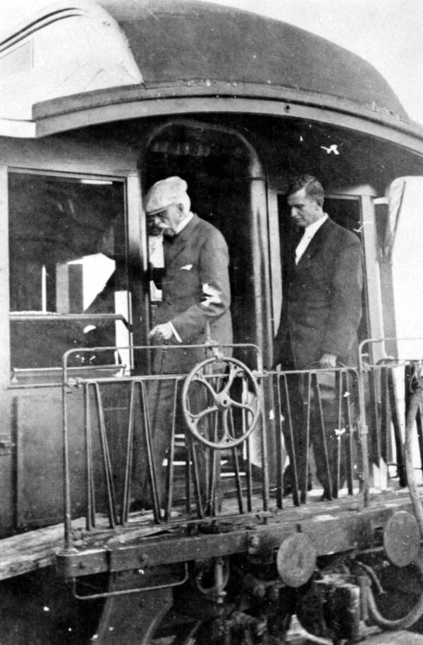 SBlaiseAuthor's tweet photo. Henry Flagler disembarking off his train for the very first time in Key West. There was quite a crowd to greet him! https://t.co/OE9E8sMuDP