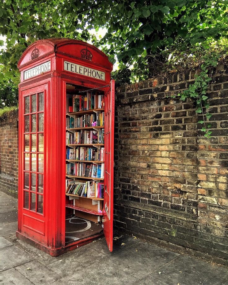 cocobouquine's tweet image. Regardez-moi cette jolie #ReadBox trouvé dans une rue de Londres 😍😍
