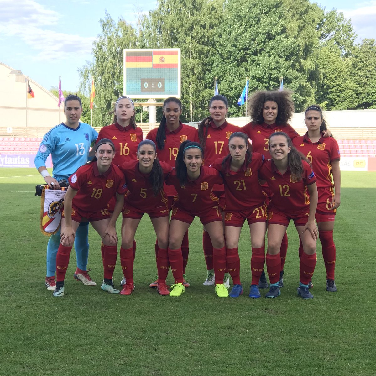 ⚽️¡¡¡ARRANCA EL PARTIDO EN LITUANIA!!! La <a href="/SeFutbol/">Selección Española Masculina de Fútbol</a> femenina Sub-17 busca ante Alemania su cuarto entorchado continental. ¡¡¡VAMOS EQUIPO!!! 💪🏼| 🇩🇪 - 🇪🇸 | 0-0 | 1’ | #WU17EURO
