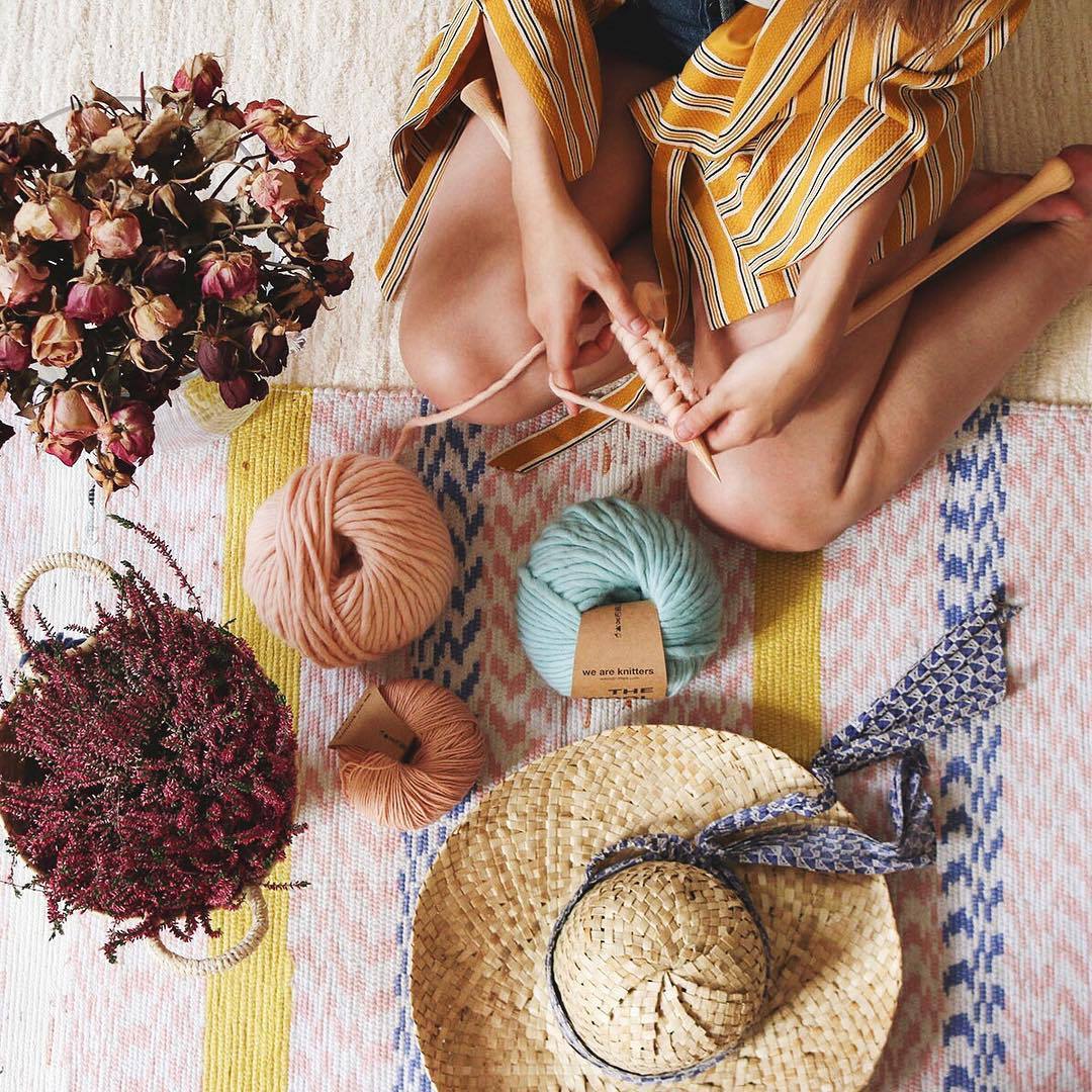 Monday morning summarized in 3 emojis: 🌞🌹👒 #slowlife
ALERT: Free pattern + Bundles PROMO is now live! 
10 yarn bundle > 4  free patterns
5 yarn bundle > 2 free patterns
weareknitters.com