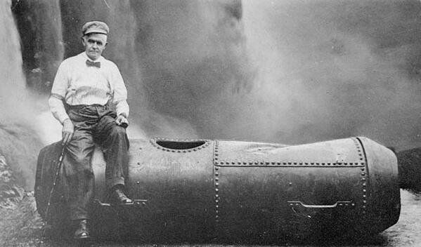 PhotosHistos's tweet photo. Bobby Leach, 1er homme à sauter des chutes du Niagara dans un tonneau. Il mourut en glissant sur 1 pelure d'orange. https://t.co/xQ1o9TPx8J