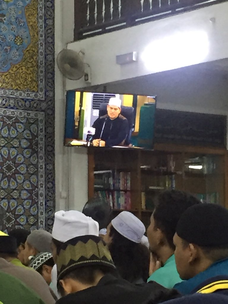 khaziqashraf's tweet photo. Tadi Ustaz Abdullah Khairi kata, lelaki kena master 5 benda ni kalau nak ‘survive’ dalam hidup

1) Boleh jadi imam solat jemaah
2) Boleh baca wirid &amp; doa solat jemaah
3) Boleh imamkn solat jenazah
4) Boleh uruskan jenazah
5) Boleh lead tahlil

So, korg dh master berape drpd 5 tu? https://t.co/qHCwhtxV3p