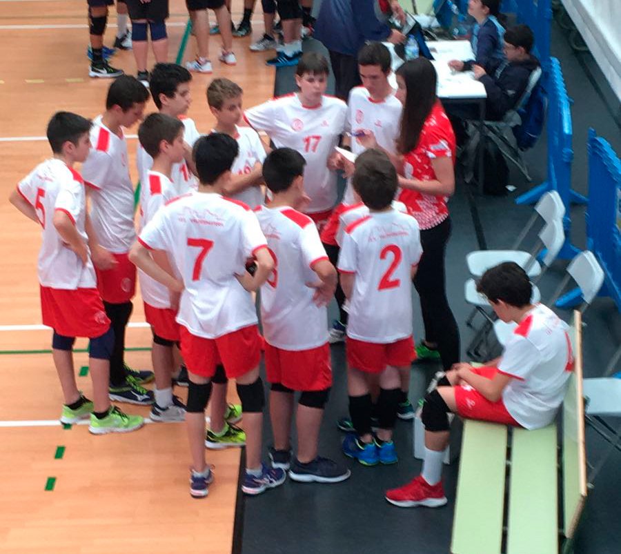 ClubVoleibolZGZ's tweet photo. La técnico @beatriz_molinos cierra una gran temporada con la 12° posición en el #CEIMVB18 al frente del @ClubVoleibolZGZ. Broche de oro, al año de su debut como primer entrenadora de categoría masculina y que suma al 11° puesto en el #CESAVB18 con @AragonVb. ¡ENHORABUENA! #TOP12 https://t.co/sc2lzxj4xZ