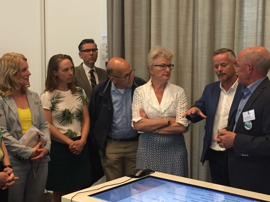 ProvUtrecht's tweet photo. Tijdens de openingsdag van de #EUgreenweek demonstreert @ProvUtrecht de #maptable. Mooi instrument om duurzame en gezonde gebieden te ontwerpen en ontwikkelen. #omgevingskwaliteit #gezondeleefomgeving #duurzamegebiedsontwikkeling https://t.co/gVN2Iscc1R