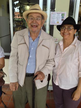 RetenChiriqui's tweet photo. #EstaMadrugada, falleció en #Boquete, Don Plinio Ruiz, Fundador de Café Ruiz. 
Don Plinio con 96 años, era muy conocido y apreciado en Boquete. 
Paz a Su Alma y Fortaleza a sus Familiares.

Aquí les dejo una entrevista, que hizo La Prensa en el 2007 
https://t.co/FiiBlaChmg https://t.co/TiausOlM2p