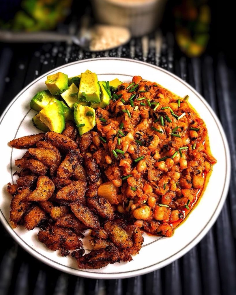 Afternoon everyone! #LunchInspiration from @akitchenfaraway looking almost too beautiful to eat. 😂😋 Who else is drooling over this?! 🤤 Tag a friend who is obsessed with fried plantains and beans! || #ThisisAccra x #AccraFood