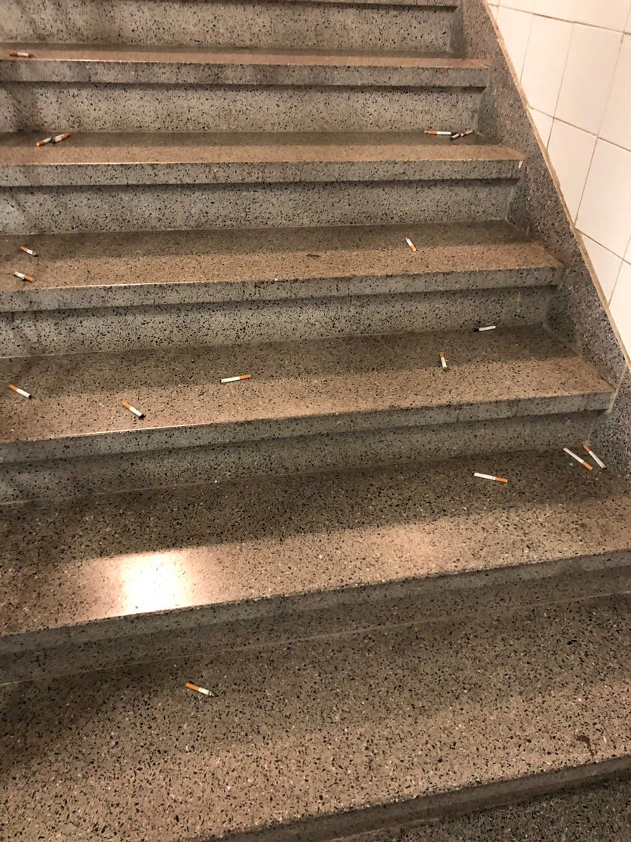 Asco es lo que me da trabajar en un hospital en el que se ve esto, un día cualquiera, en unas escaleras interiores que dan acceso a las plantas de hospitalización. #DandoEjemplo