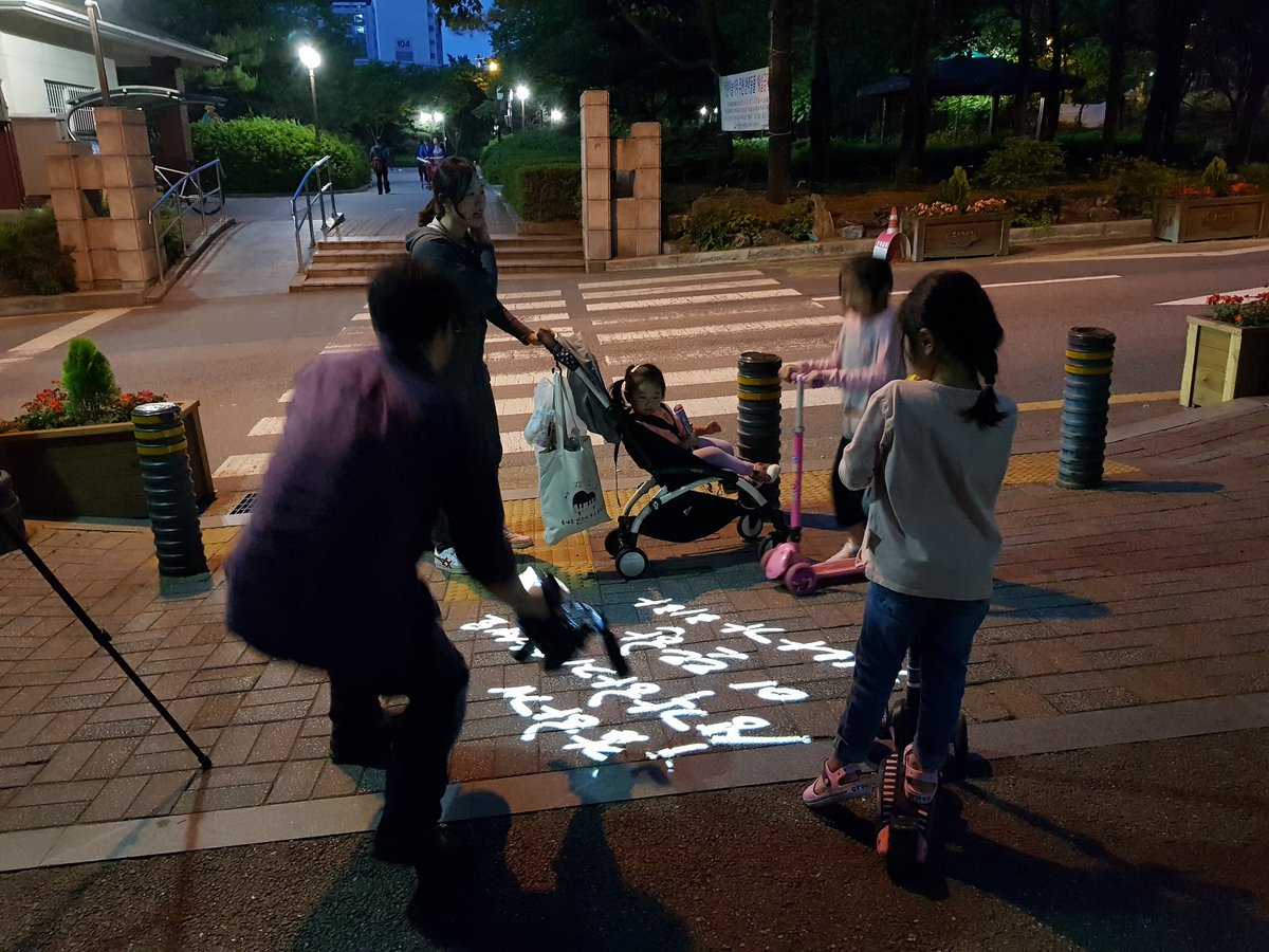 [좋은것은 널리 다함께~ 수내2동 방송탔어요!!]

오늘은 우리 수내2동(동장 임병영)에 특별한 손님이!!
ABN에서 이번에 설치한 그림자조명 취재를 나오셨네요^^

우리 수내2동 걷고싶은거리가 많이 알려져서 다함께 즐길 수 있는 명소가 되기를 희망하며! 

많이많이 시청해주세요~~

#성남시
