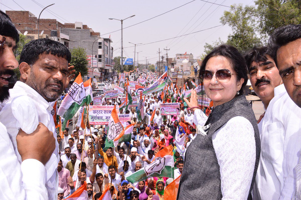 Nklakhlan's tweet photo. @officekiran @RahulGandhi कांग्रेस विधायक दल की नेता श्रीमति किरण चौधरी के नेतृत्व में भिवानी में "जल अधिकार मटका फोड़ प्रदर्शन में उमड़ा विशाल जनसमूह, बीजेपी सरकार की उल्टी गिनती सुरु। जनता में बीजेपी सरकार के प्रति जबरदस्त आक्रोश।

खट्टर सिहाशन खाली करो__किरण चौधरी आ रही है। https://t.co/CWaNapbMMq