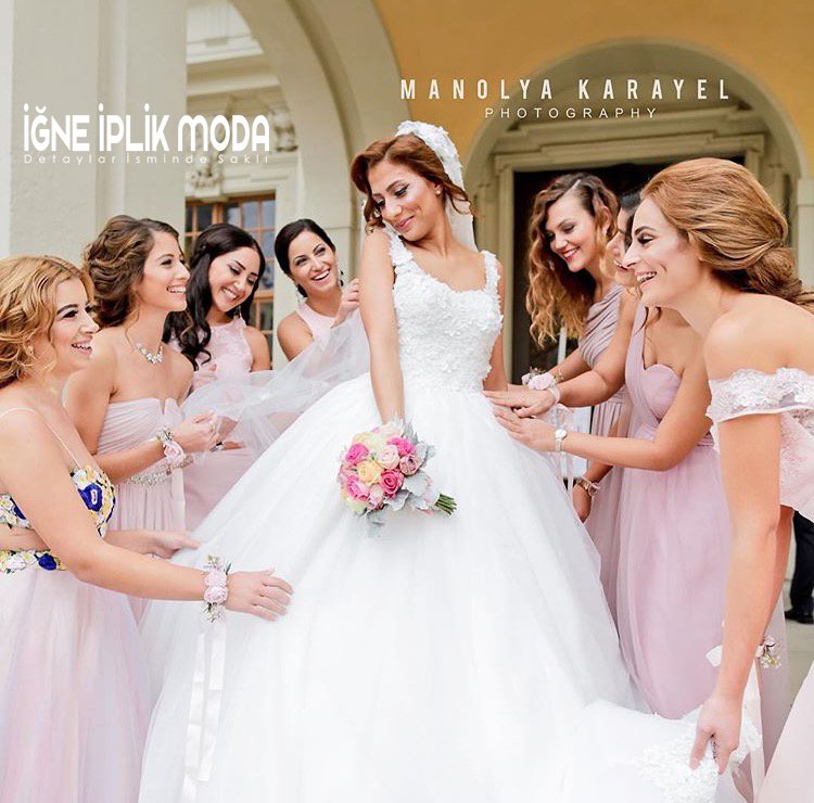 Bu güzel anısını bizlerle paylaşam Burcu Hanım'a sevdikleri ile bir ömür mutluluklar diliyoruz. Hayallerinizdeki gelinliğe kavuşmak için igneiplikmoda.com web adresimizden randevu alın, size özel fırsatları kaçırmayın!
#iğneiplikmoda