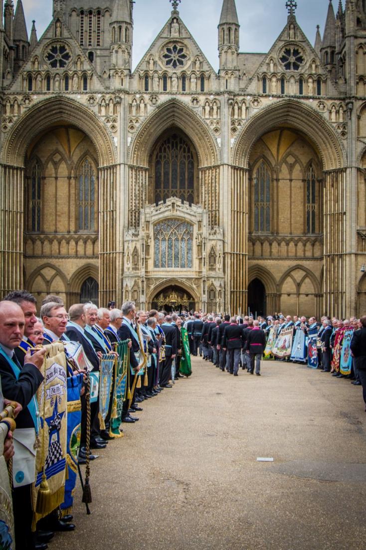 Freemasonry2day's tweet photo. Over 800 #Freemasons joined together last year to help celebrate the Tercentenary with a special service at @PboroCathedral ⛪ Read all about this historic occasion of community pride &amp; masonic pageantry → https://t.co/Au5S274ONA #UGLE2017 https://t.co/hYrRks1acZ