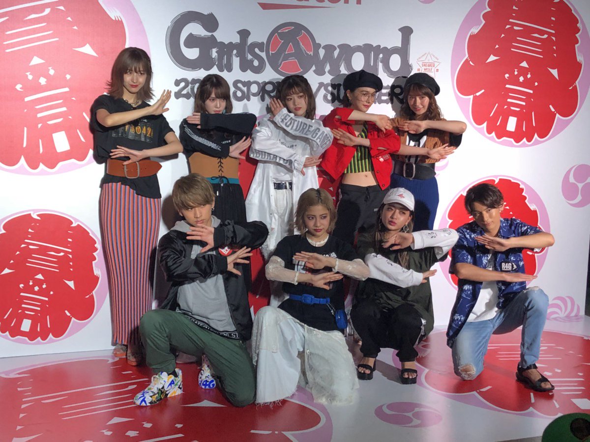 R4g Official ガールズアワードr4gランウェイモデルの集合写真です 全員が鳳凰院凶真の厨二病ポーズ アニメではまだ見れていませんが 誰が一番決まっていますか 松村沙友理 衛藤美彩 土生瑞穂 加藤史帆 池田美優 安藤ニコ Hibiki 小見山