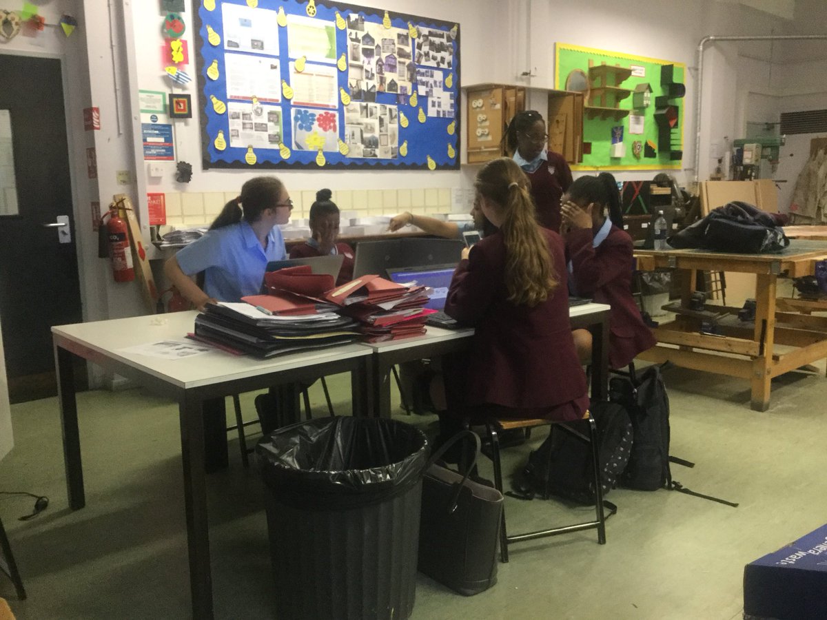 DTWGSG's tweet photo. KS4 Group 1 for the  #MOBIECampus DEC conducting their first official lunch meeting! @DECinSchools https://t.co/OMP8MjWPfE
