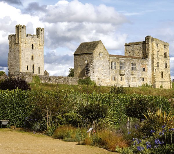 VisitHelmsley's tweet image. Why not come to Helmsley by Bus - what breathtaking countryside can you take in along the way!   

Checkout the latest timetables:
yorkbus.co.uk/cmsUploads/rou…