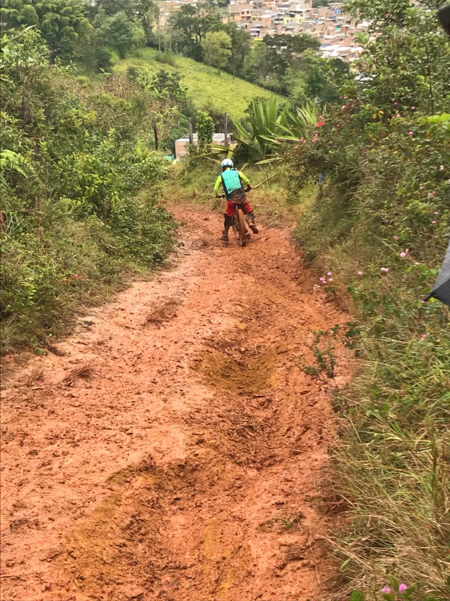 TrylogyEventos's tweet photo. Se vivio con mucho barro y adrenalina la primera Valida de la #CopaNariñoEnduroMTB  en el municipio del Tambo, buen plan muy buen inicio de semana #enduromtb #CopaNariñoEnduro #TrylogyRacingTeam #TRT 🏁 #CuyRiders 🤙🏽 #bicicleta #bikes #GTbikes #evilbikes #Commencal #Treck https://t.co/ag6qeLMX9O