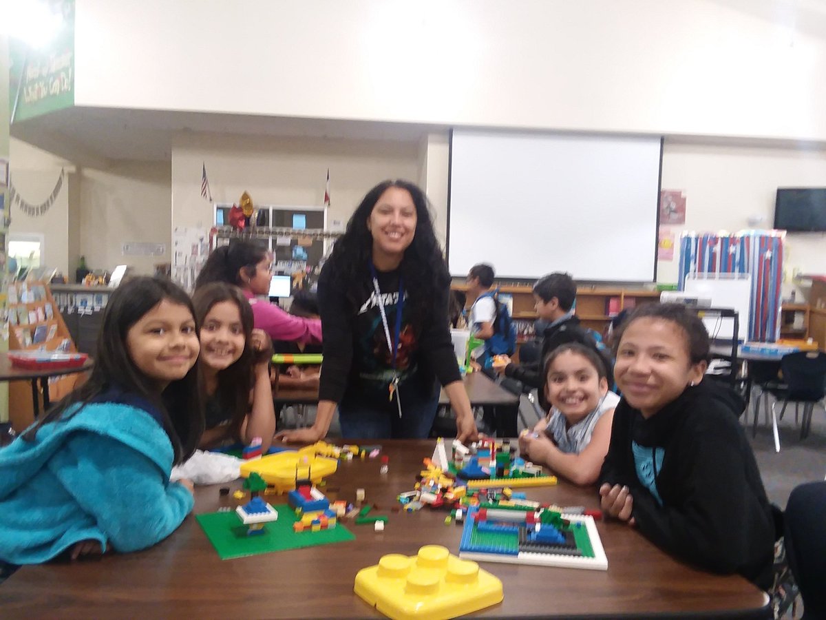 RubideHoyos1's tweet image. Future architects! Girls Rule❤  #KidTweet #MakerMorning