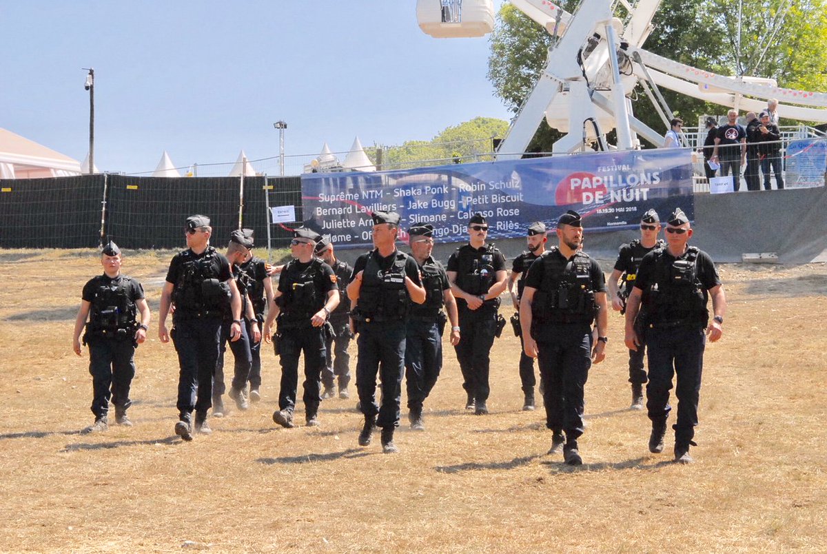 Gendarmerie's tweet photo. #Pentecôte #P2N18 🎸🎤 De vendredi à dimanche, les gendarmes normands  étaient mobilisés dans la #Manche pour assurer la #Sécurité des 60 000  fans de #RockNRoll venus assister au #Festival @PapillonsdeNuit https://t.co/vy48mRgdXc