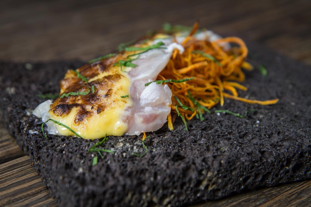limosnerosmx's tweet photo. Te presentamos nuestra #Lubina en salsa bruja, parte de las Sugerencias del Mes. Con la técnica de ósmosis al vacío, se acompaña de #camotefrito, #bearnesa de sidra y #epazote fresco. #Limosneros #centrohistorico https://t.co/MD4oRsDa5t