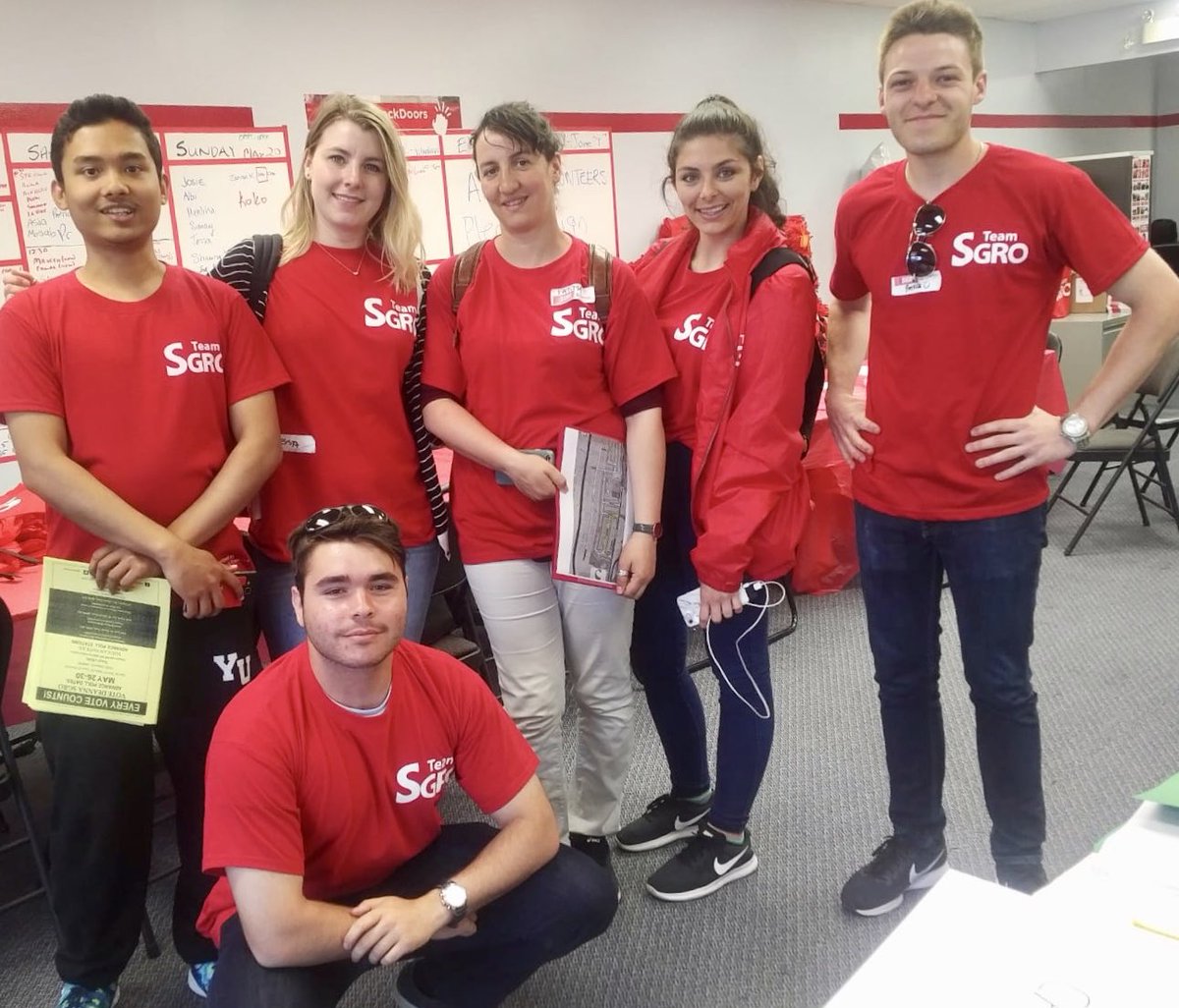 DeannaSgro's tweet photo. Thanks to all our fantastic #TeamSgro volunteers who worked so hard this holiday weekend to share our positive message about investing to build a stronger community! #onpoli #cdnpoli #topoli #onelxn https://t.co/3sgyf5Uu7m
