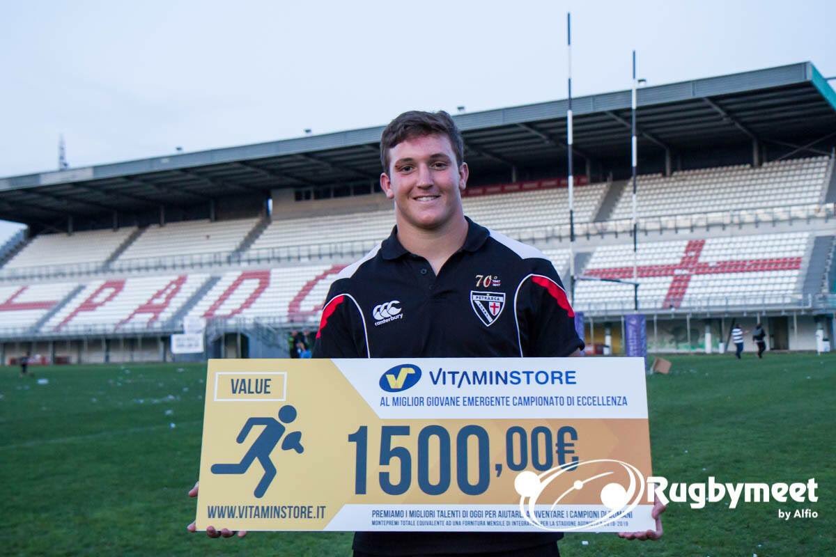 Rugbymeet's tweet photo. Michele Lamaro premiato Miglior giovane emergente del campionato di #Eccellenza 2017/18
Il 3a linea del #Petrarca e capitano dell’#ItaliaU20 riceve una fornitura annuale di integratori #VitaminStore e una fornitura di maglie termiche del nuovo #brand "LB9"
#rugbymeet #award #lb9 https://t.co/q7tAnsKsET