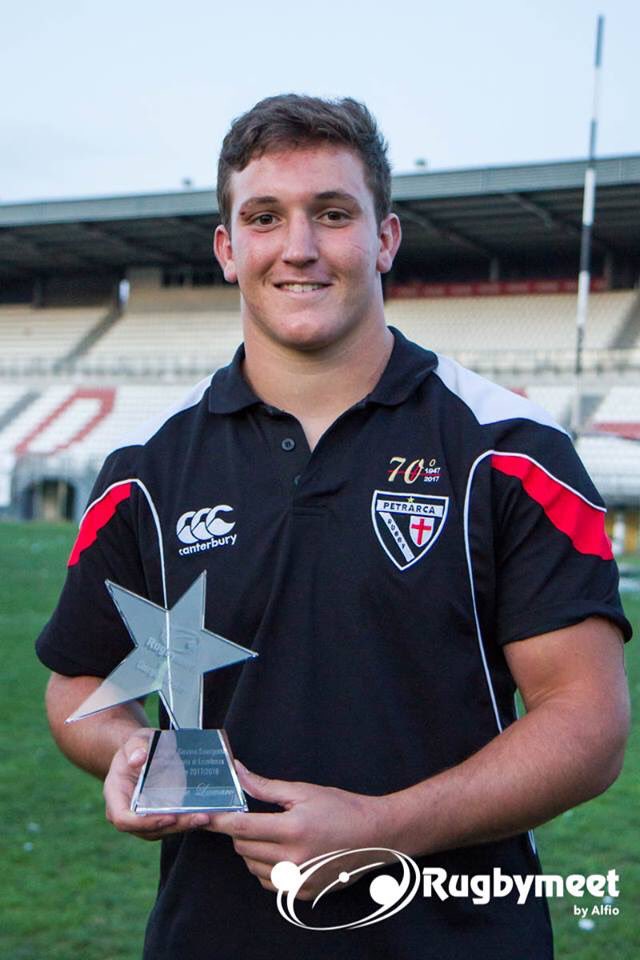 Rugbymeet's tweet photo. Michele Lamaro premiato Miglior giovane emergente del campionato di #Eccellenza 2017/18
Il 3a linea del #Petrarca e capitano dell’#ItaliaU20 riceve una fornitura annuale di integratori #VitaminStore e una fornitura di maglie termiche del nuovo #brand "LB9"
#rugbymeet #award #lb9 https://t.co/q7tAnsKsET