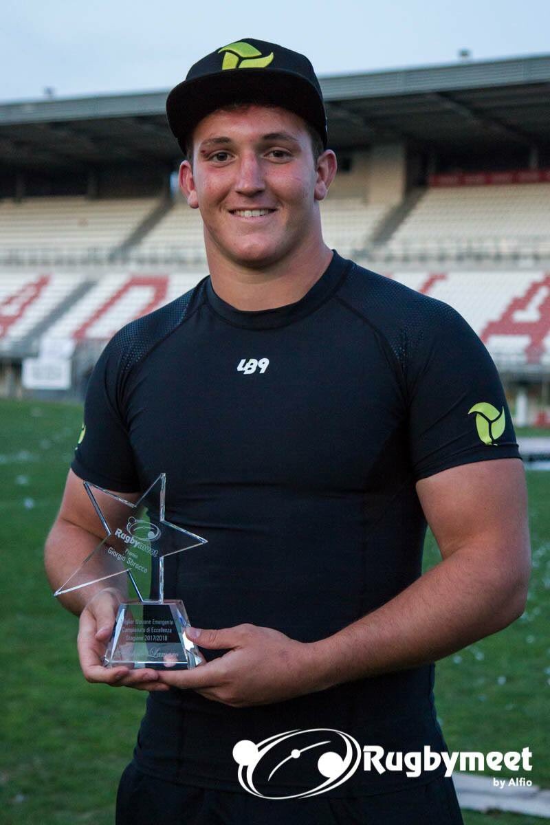 Rugbymeet's tweet photo. Michele Lamaro premiato Miglior giovane emergente del campionato di #Eccellenza 2017/18
Il 3a linea del #Petrarca e capitano dell’#ItaliaU20 riceve una fornitura annuale di integratori #VitaminStore e una fornitura di maglie termiche del nuovo #brand "LB9"
#rugbymeet #award #lb9 https://t.co/q7tAnsKsET