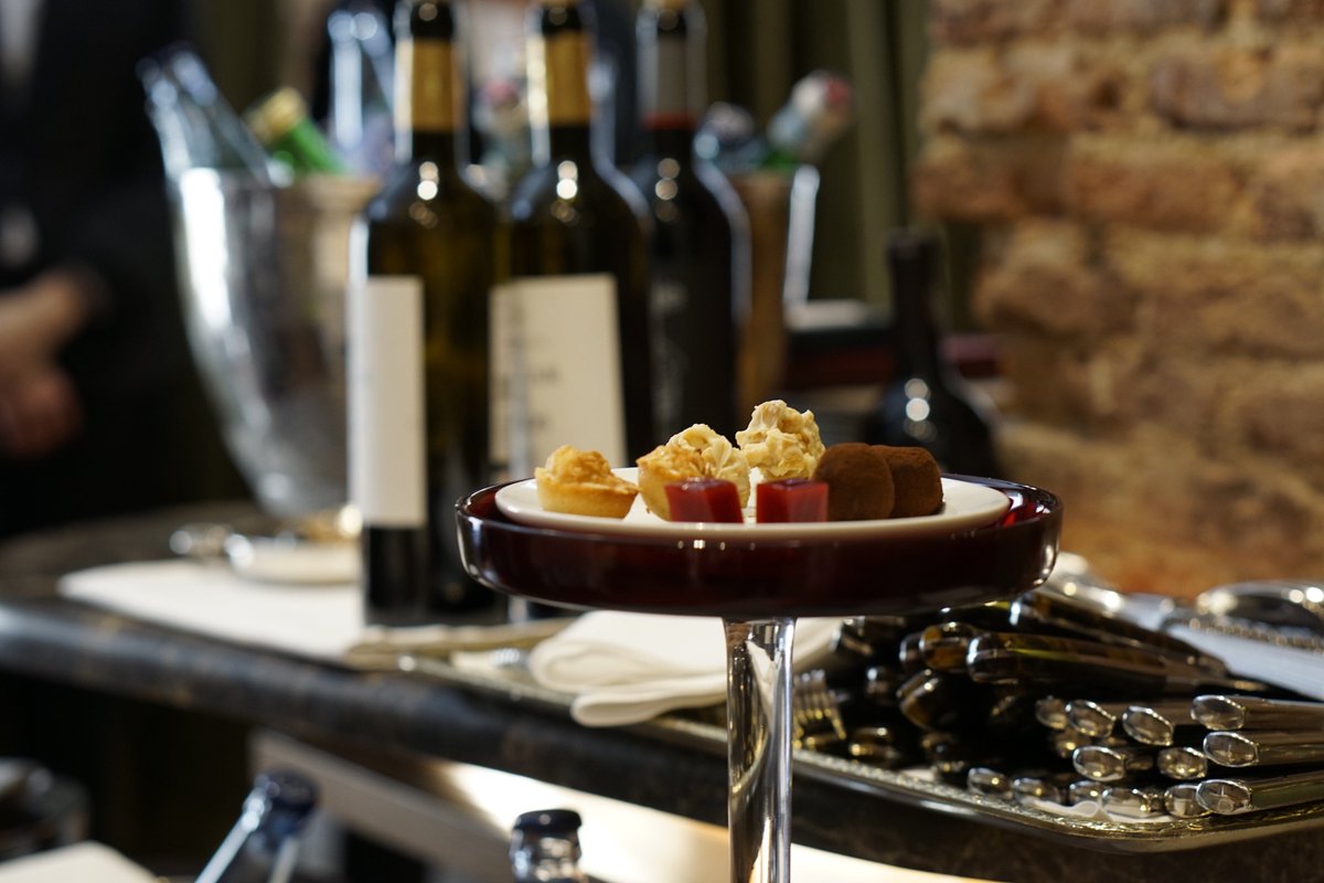 Nuestros petits fous elaborados por nuestra pastelera. Elegantes elaboraciones para degustar con un solo bocado y poner el punto final perfecto.