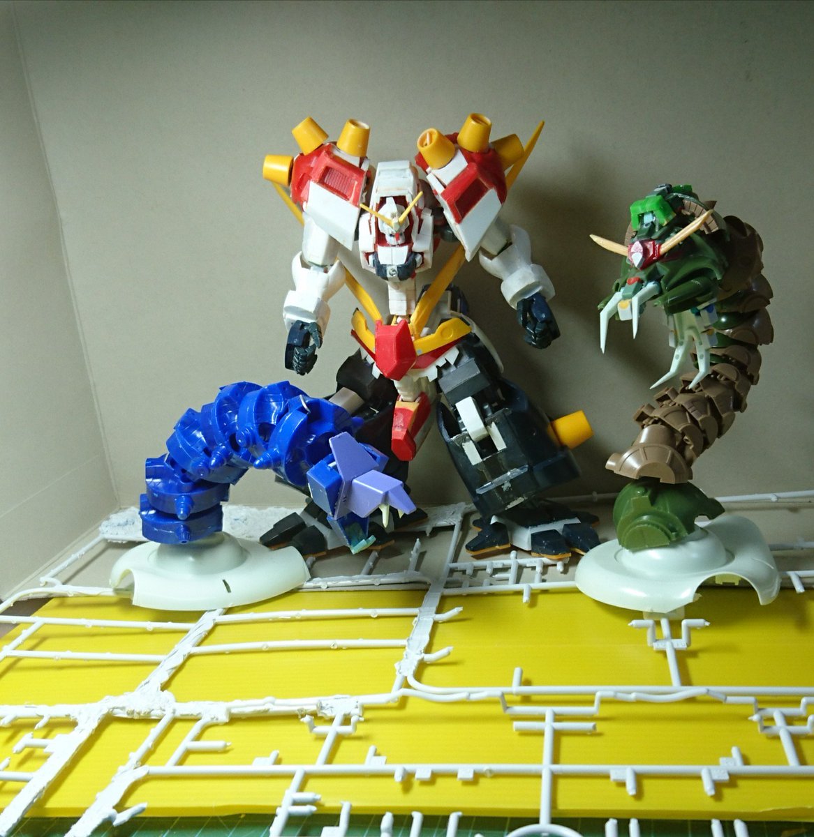 いるかうさぎ ふぅ A Twitter デビルガンダムレストア ランナーをヒートペンで溶かしてくっつけてランナーだけで45 60cmのデビルコロニー的なジオラマを製作しています 今日１日かけてこの程度 毎日地道にランナーの隙間を埋めていきます