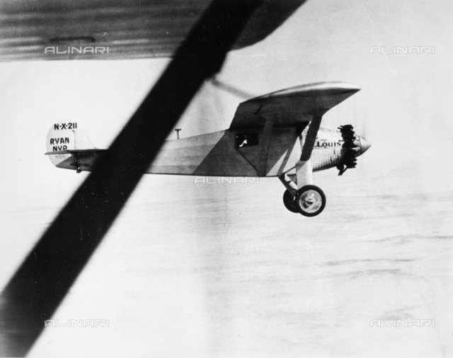 #AccaddeOggi #21maggio
Era il 21 maggio 1927. Charles Lindbergh compie il primo volo aereo transatlantico senza scalo. 33 ore e 30 minuti a bordo dell’aereo Spirit of Saint Louis. 
©Granger/ArchiviAlinari