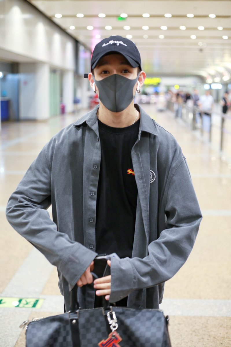 Muelvone's tweet photo. 180521 Beijing Airport arrival
Give u my heart❤️

@bravepunch0117 
#사무엘 #kimSamuel #SAMUEL_ONE #Samuel #ONE https://t.co/Upg7I7LbBd