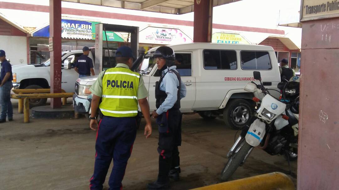 CPBEZ's tweet photo. #TrabajamosPorTuSeguridad | Funcionarios del #CCPGuajira se desplegaron por las estaciones de servicio de la parroquia #Ricuarte M/pio #Mara para garantizar la seguridad de los usuarios de este servicio #FuturoSeguro #ZuliaMíaSegura https://t.co/jdBUtQKx0S