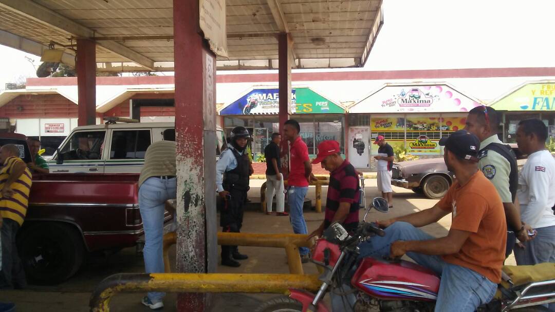 CPBEZ's tweet photo. #TrabajamosPorTuSeguridad | Funcionarios del #CCPGuajira se desplegaron por las estaciones de servicio de la parroquia #Ricuarte M/pio #Mara para garantizar la seguridad de los usuarios de este servicio #FuturoSeguro #ZuliaMíaSegura https://t.co/jdBUtQKx0S
