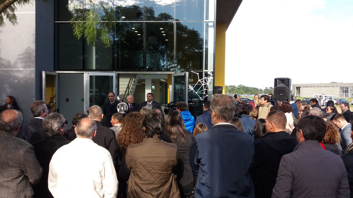 aceleralitoral's tweet photo. Durante el acto se hizo entrga de las llaves a las empresas Tics que funcionarán en el edificio y a la Aceleradora Litoral. https://t.co/thBwrxtRl9