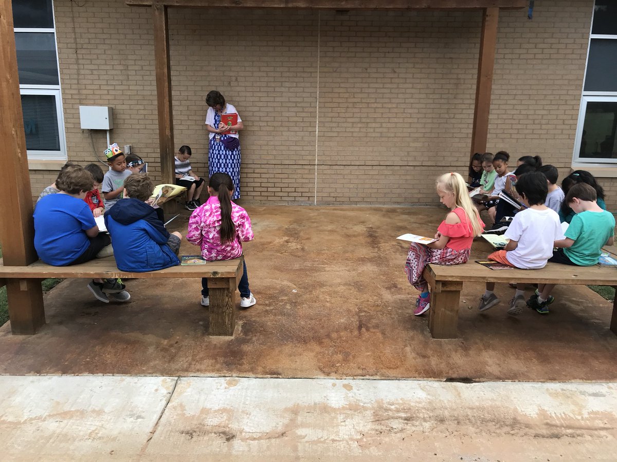 GriffingKendra's tweet photo. First grade #Hardwickpride read in our outdoor learning center. #Lubbockisd https://t.co/E7fQLv6I8w