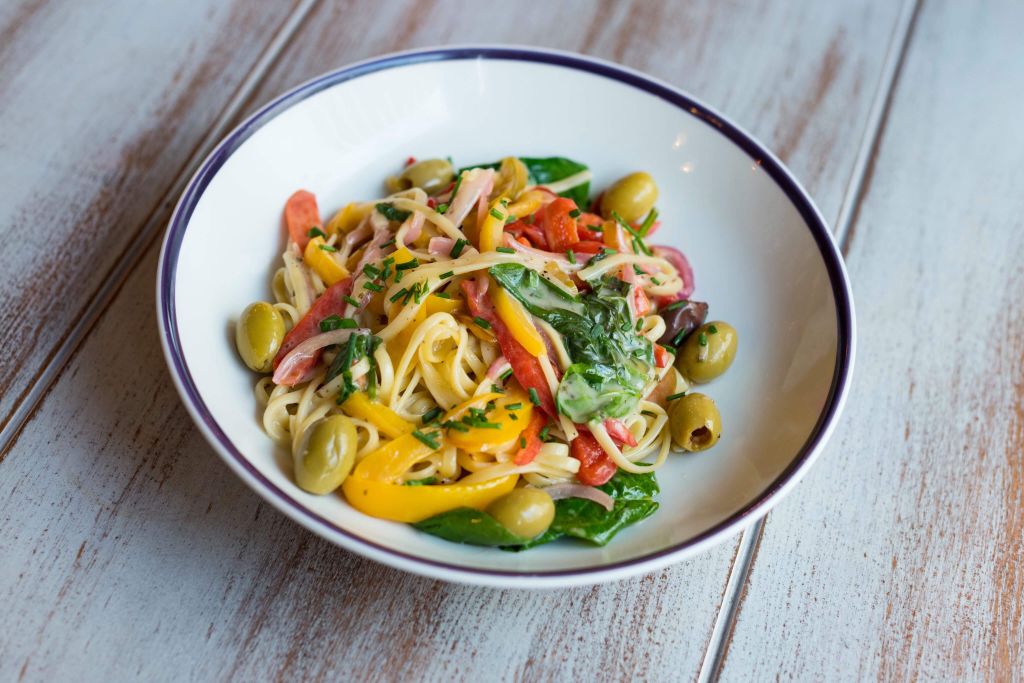 Vegetable Linguine, with onions, peppers, slow roasted tomatoes, olive, spinach with a lemon &amp; olive oil dressing 😍😍😍