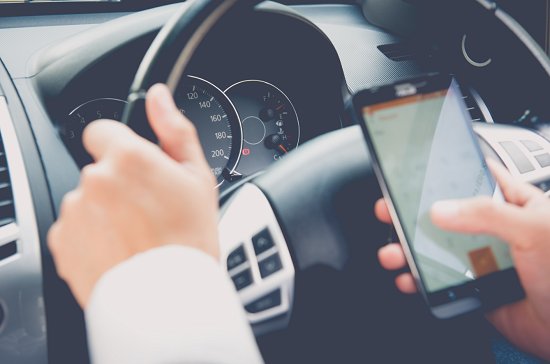 Gestos sencillos: 📳 Contestar un wassap 👉 Aparta tu atención de la #carretera y puede ser una #distracción mortal. Al volante #CERO distracción. ⚠️ 👀👂⚠️
