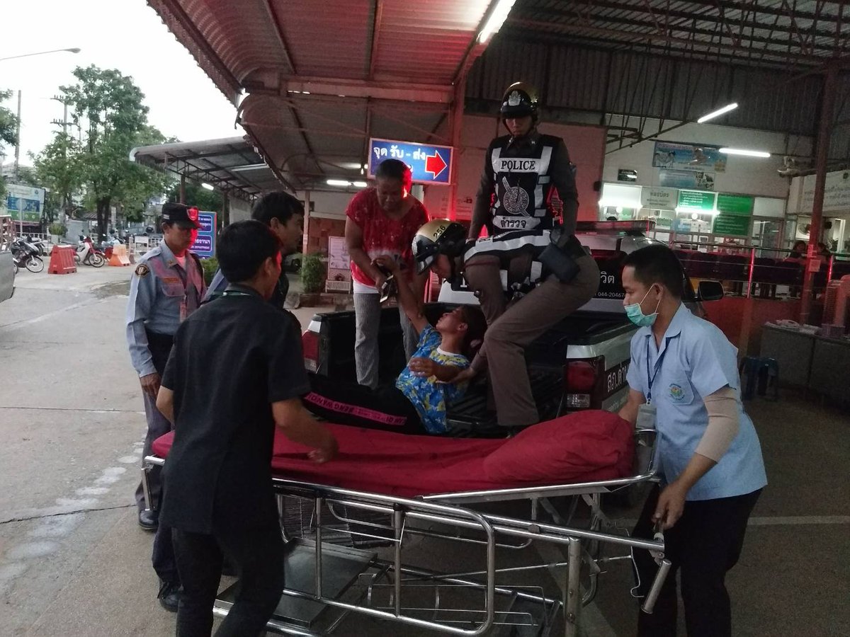 police_dkt's tweet photo. ดูแลห่วงใย ประชาชน
สายตรวจรถยนต์/รถจักรยานยนต์
ให้ความช่วยเหลือประชาชน มาแจ้งความที่ สภ.แล้วเกิดเป็นลมหมดสติ นำส่ง รพ.ด่านขุนทด 
@PoliceRegion3 @korat_police @tri333 https://t.co/kGN5DrAtzx