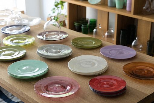 ガラス作家の黒川登紀子さんの色ガラスで、テーブルをカラフルに