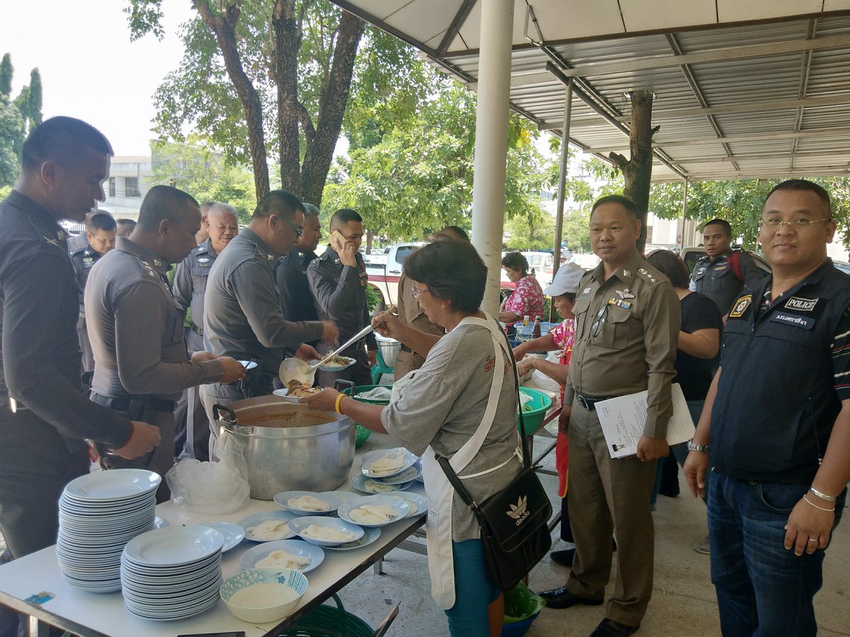 police_dkt's tweet photo. พ.ต.อ.ต่อศักดิ์ จันทรกานตานนท์ ผู้กำกับด่านขุนทด ประชุมตำรวจด่านขุนทด ประจำเดือน พ.ค. 61 ณ ห้องประชุม 1 สภ.ด่านขุนทด กำชับข้อสั่งการของผู้บังคับบัญชาระดับ ภ.3 และ ภ.จว.นครราชสีมา และกำชับการปฏิบัติงานแก่ข้าราชการตำรวจด่านขุนทด ประชุมเสร็จเลี้ยงอาหารกลางวันให้แก่ข้าราชการตำรวจ https://t.co/v1evfI02Fm