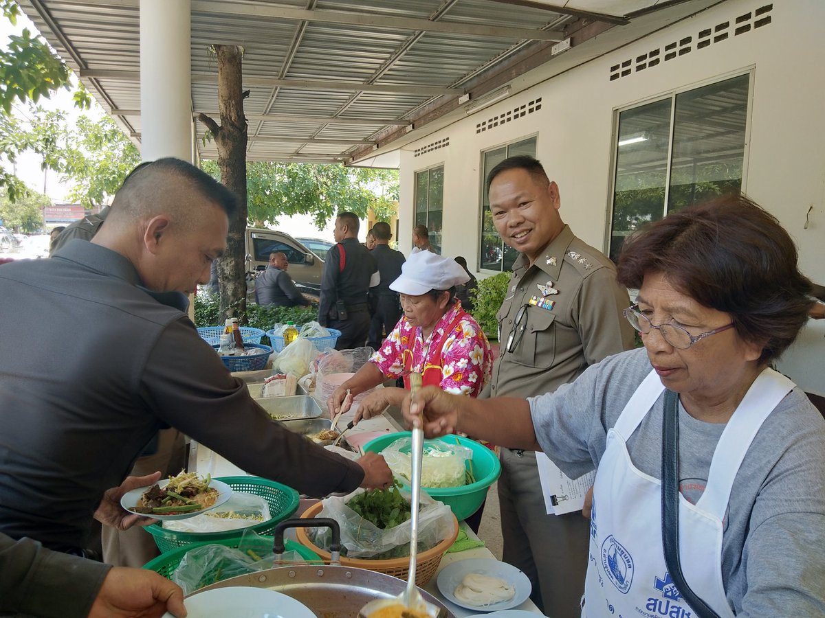 พ.ต.อ.ต่อศักดิ์ จันทรกานตานนท์ ผู้กำกับด่านขุนทด ประชุมตำรวจด่านขุนทด ประจำเดือน พ.ค. 61 ณ ห้องประชุม 1 สภ.ด่านขุนทด กำชับข้อสั่งการของผู้บังคับบัญชาระดับ ภ.3 และ ภ.จว.นครราชสีมา และกำชับการปฏิบัติงานแก่ข้าราชการตำรวจด่านขุนทด ประชุมเสร็จเลี้ยงอาหารกลางวันให้แก่ข้าราชการตำรวจ