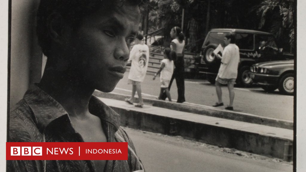 BBCIndonesia's tweet photo. Ini jenis foto saat-saat reformasi 20 tahun lalu yang mungkin belum pernah Anda lihat.  https://t.co/1CLShexj6c https://t.co/CNKXpcNhrZ