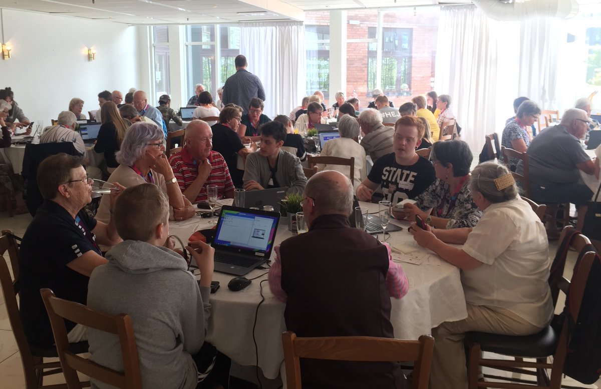 envanlignilsson's tweet photo. Är i Haninge idag med bl a @LindaHernstrom där ungdomar hjälper äldre att bli #merdigital tillsammans med @TeliaSverige och @haningekommun . Många frågor som blir besvarade! https://t.co/6oeQUe0rfm