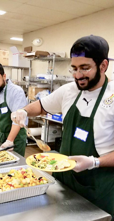 MKASilverSpring's tweet photo. This is the Holy month of #Ramadan with this in mind these Muslim Youth who were fasting, were able to collectively help feed 650 people at a soup kitchen in Maryland https://t.co/p5BKSCx4Gr