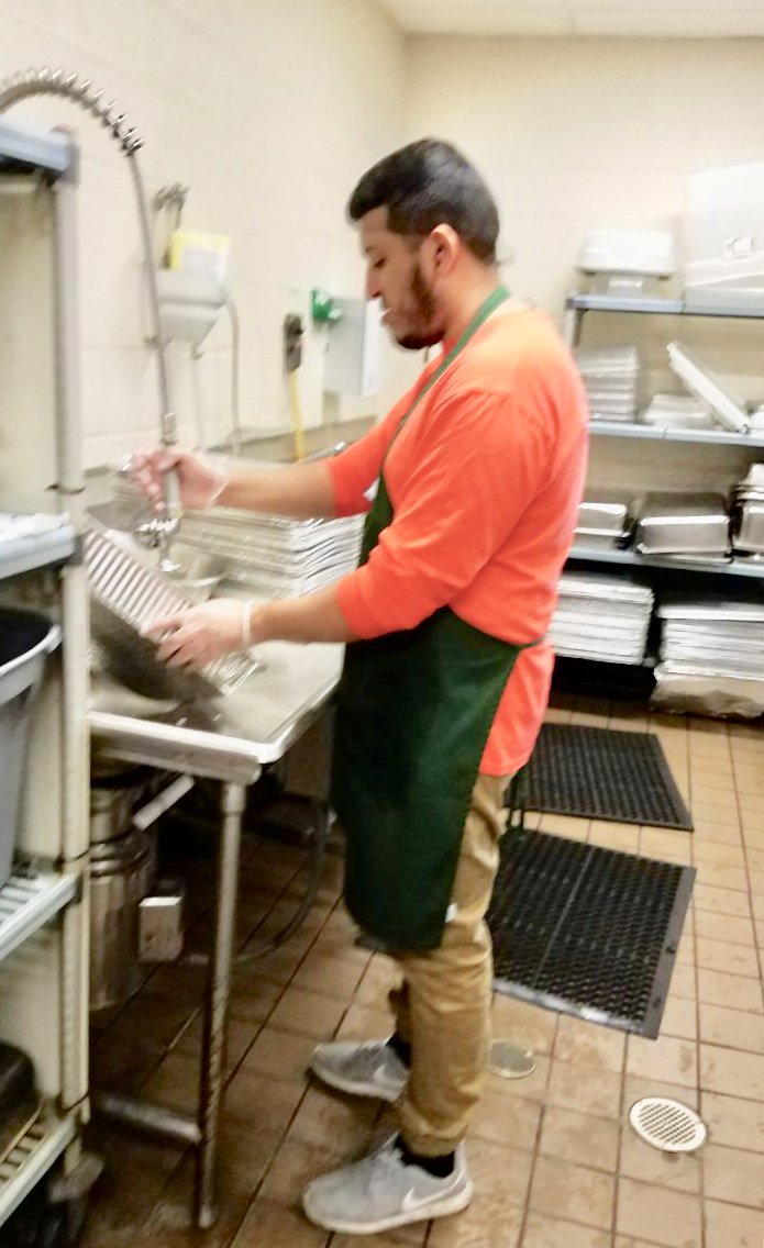 MKASilverSpring's tweet photo. This is the Holy month of #Ramadan with this in mind these Muslim Youth who were fasting, were able to collectively help feed 650 people at a soup kitchen in Maryland https://t.co/p5BKSCx4Gr