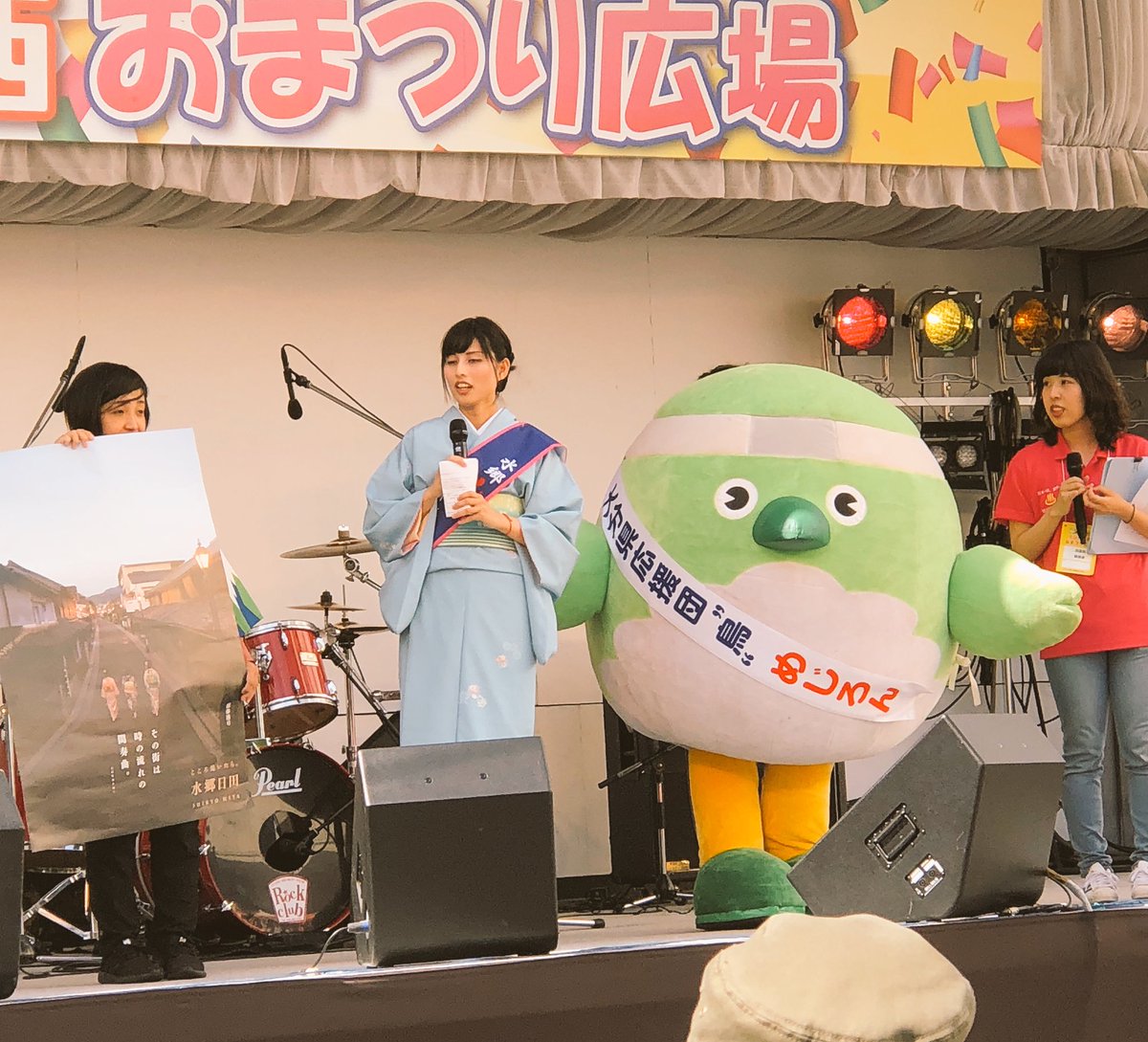 BeingKansai's tweet photo. Mascot Mejiron visiting Kobe from #Oita at the #kobematsuri https://t.co/tqEBqKWj7i