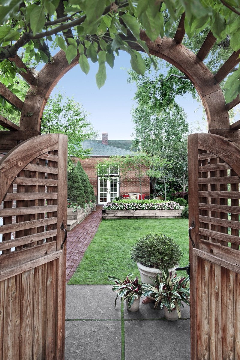 Newmanology's tweet image. 8 tips from a landscape designer on how to maximize the beauty of a small yard: Helpful garden &amp;amp; yard advice from @ThisOldHouse bit.ly/2IzONFG