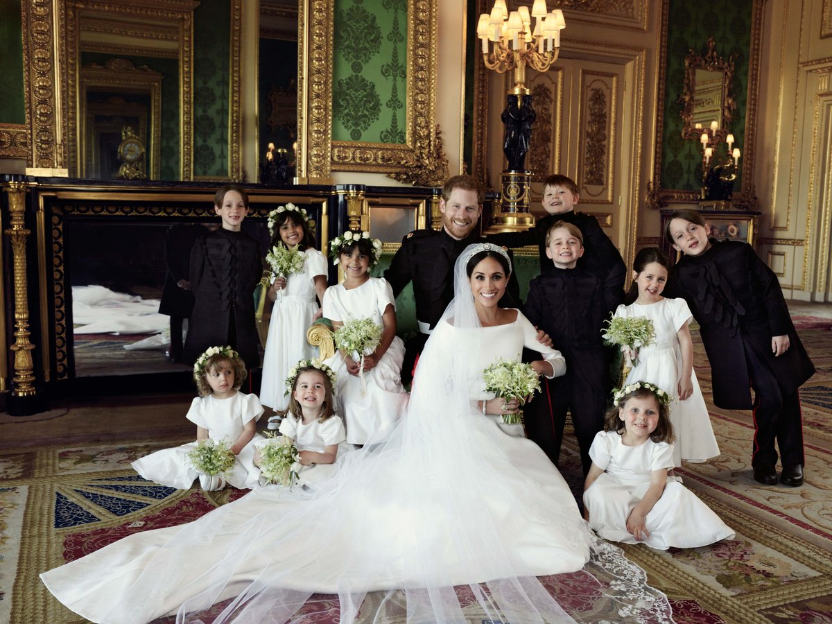 Duke Duchess Sussex Surrounded Bridesmaids Pageboys Green