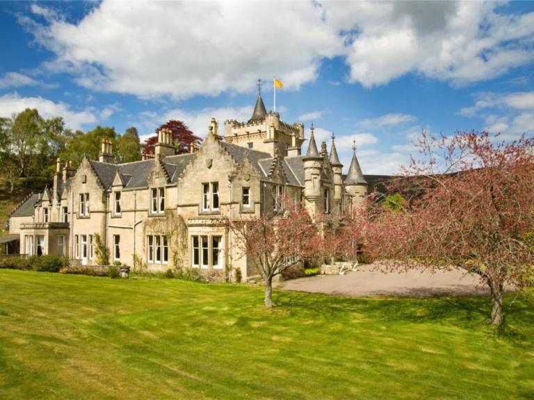 We round-up five of the most incredible castles listed on #rightmove right now... which would you choose to call #home? >> bit.ly/2wUTmEW