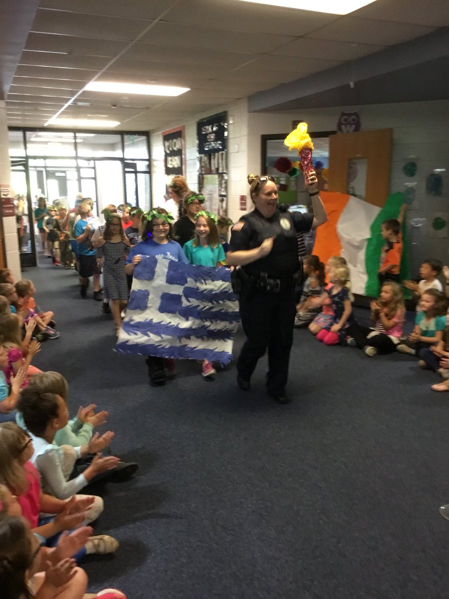tshulvey1's tweet photo. Parade of Nations by third grade! https://t.co/dXCkNpcH9l