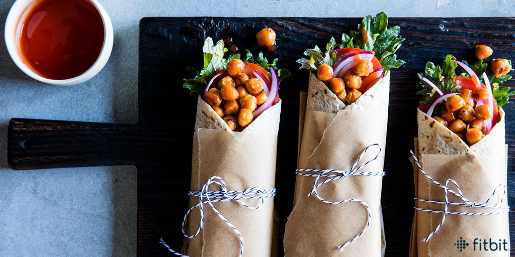 Fitbit_DE's tweet photo. Immer auf der Suche nach leckeren Protein-Quellen? Kichererbsen sind voll davon und sie passen gut zum Salat und zum Hühnchen-Wrap. #FitbitTip https://t.co/vFG5UrYow2